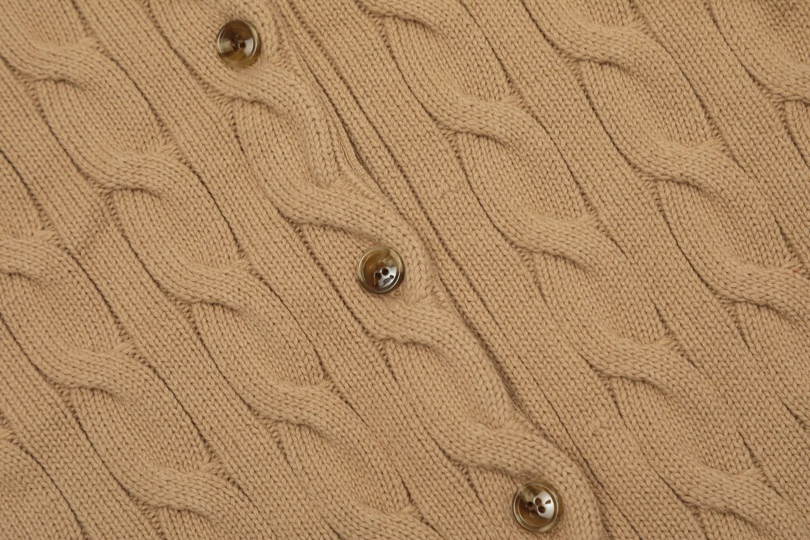 P230 Top quality" Style number: DS006# (not off the shelves all year round) [Ralph Lauren round neck solid color pony embroidery logo twist knitted cardigan] ✅Ralph Lauren Ralph Lauren classic basic versatile knitted cardigan jacket for all seasons ✅Main supplier platform live broadcast Wholesale entity Replacement if out of stock Not off the shelf ✅ZP quality 1:1 version Scan the code to enter the GF website Counter quality ✅Detailed quality The only one in Guangzhou Imported quality cotton yarn Focus on high-end, cost-effective, and good quality. Needless to say, the version is restored to the original version. The maximum size can be worn up to 160 pounds. Loose, comfortable and stress-free. ✅The upper body is simple and easy to match. A must-have for goddess ootd. Good-looking clothes are never picky. Must-have items in goddess wardrobe. Size: S- Navy blue white label Navy blue red label
